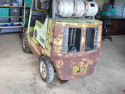 Forklift Clark 3000 LB with propane tank, used for material handling.
