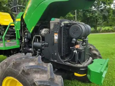 2007 John Deere 5425 compact tractor with front loader and green body.