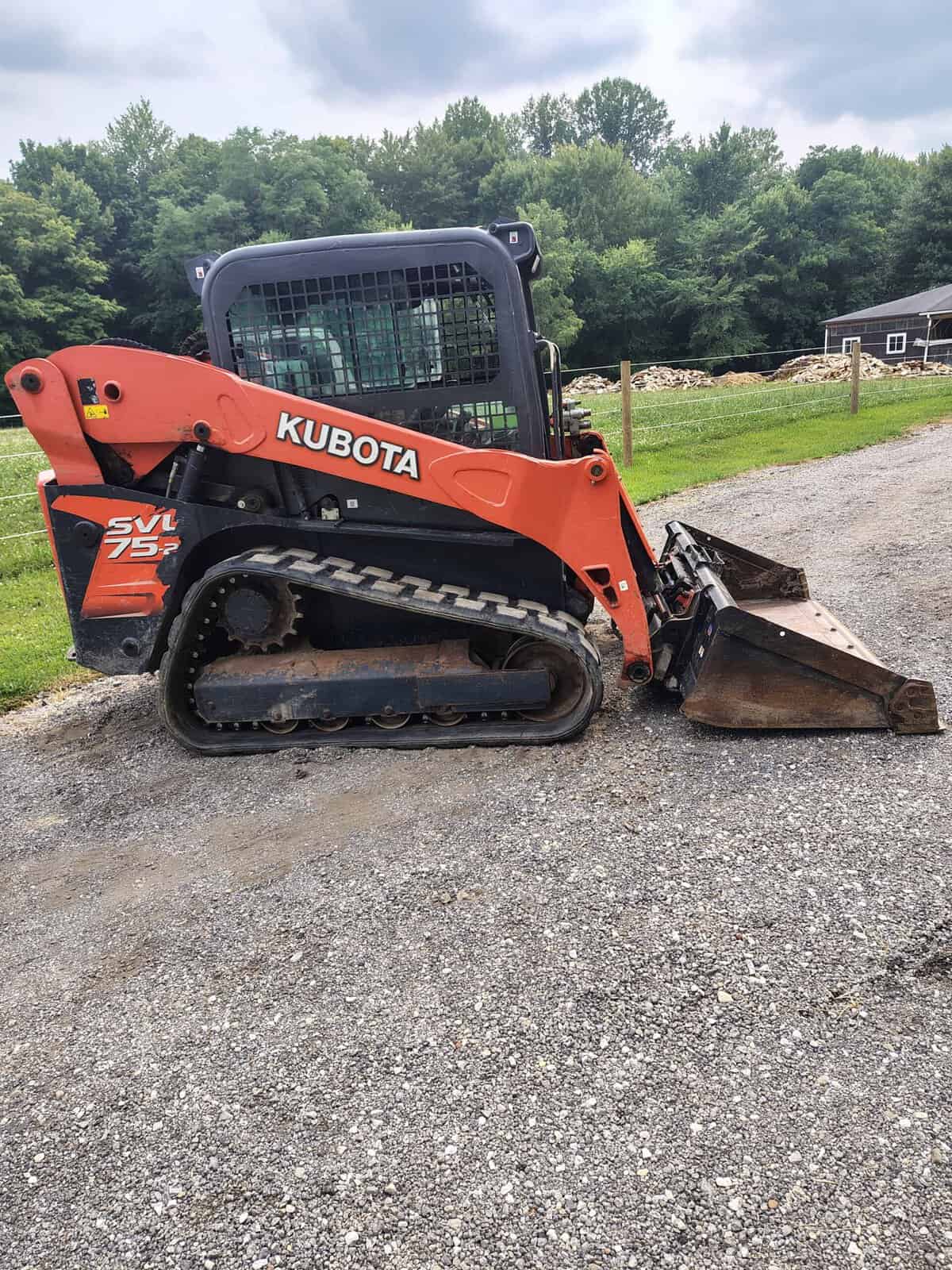 1000003758 (1) 2020 Kubota SVL75-2 compact track loader with bucket attachment on gravel surface.