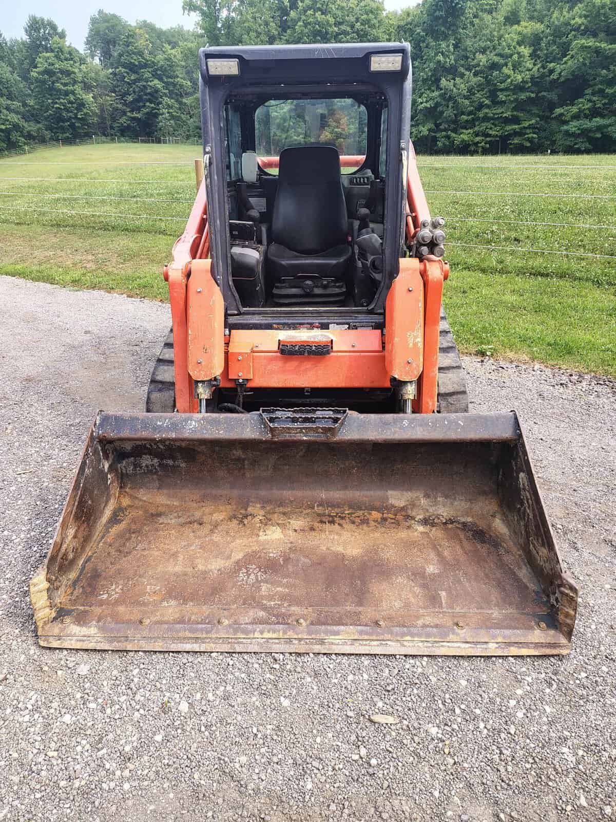 1000003761 (1) 2020 Kubota SVL75-2 compact track loader with front bucket attachment on gravel surface.