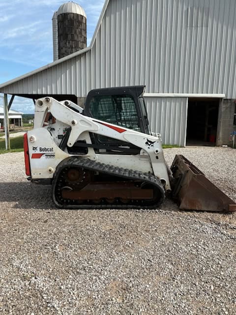 2018 Bobcat T650 compact track loader with bucket attachment on gravel surface.