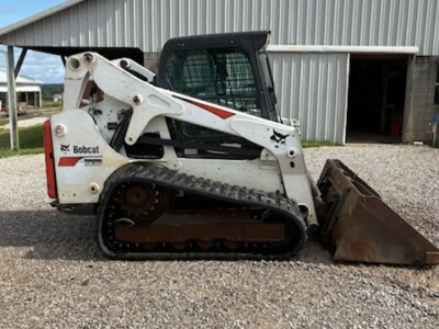 2018 Bobcat T650 compact track loader with bucket attachment on gravel surface.