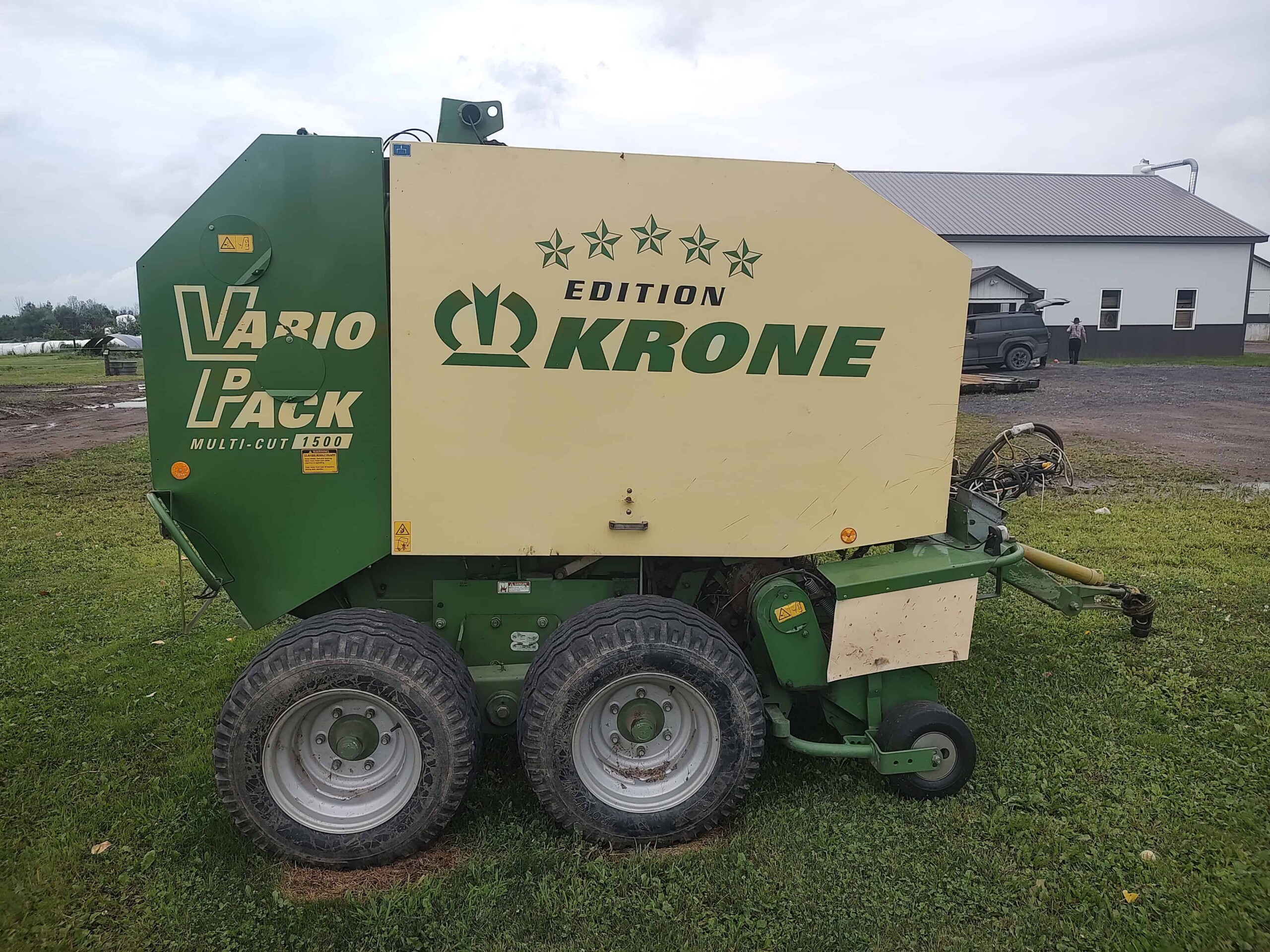 IMG_20260728_155922924 (2) Krone Vario Pack round baler with green and beige exterior, large wheels, and branding on side.