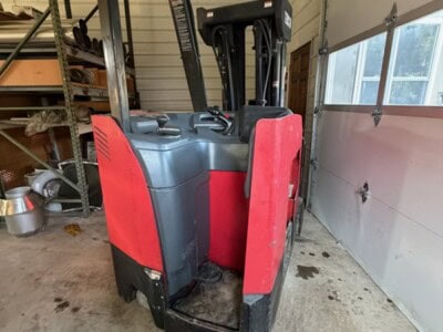 Toyota 8FBE25 electric forklift with mast and control panel in garage.