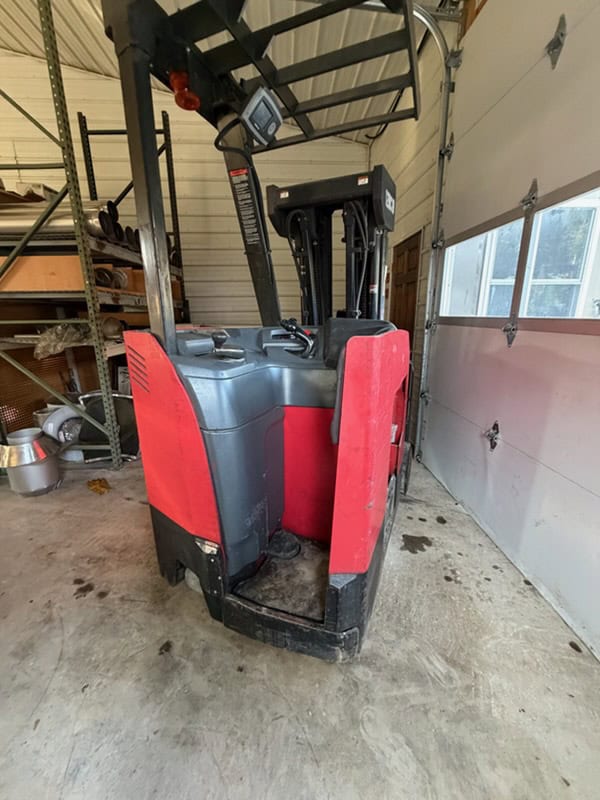 Toyota 8FBE25 electric forklift with mast and control panel in garage.