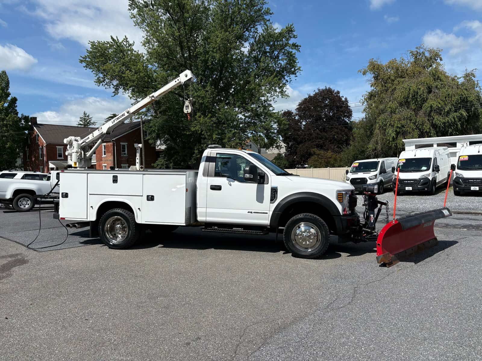 10946 - 2018 Ford F-550 Chassis - 001 2018 Ford F-550 Super Duty XL utility truck with snow plow and bucket lift.