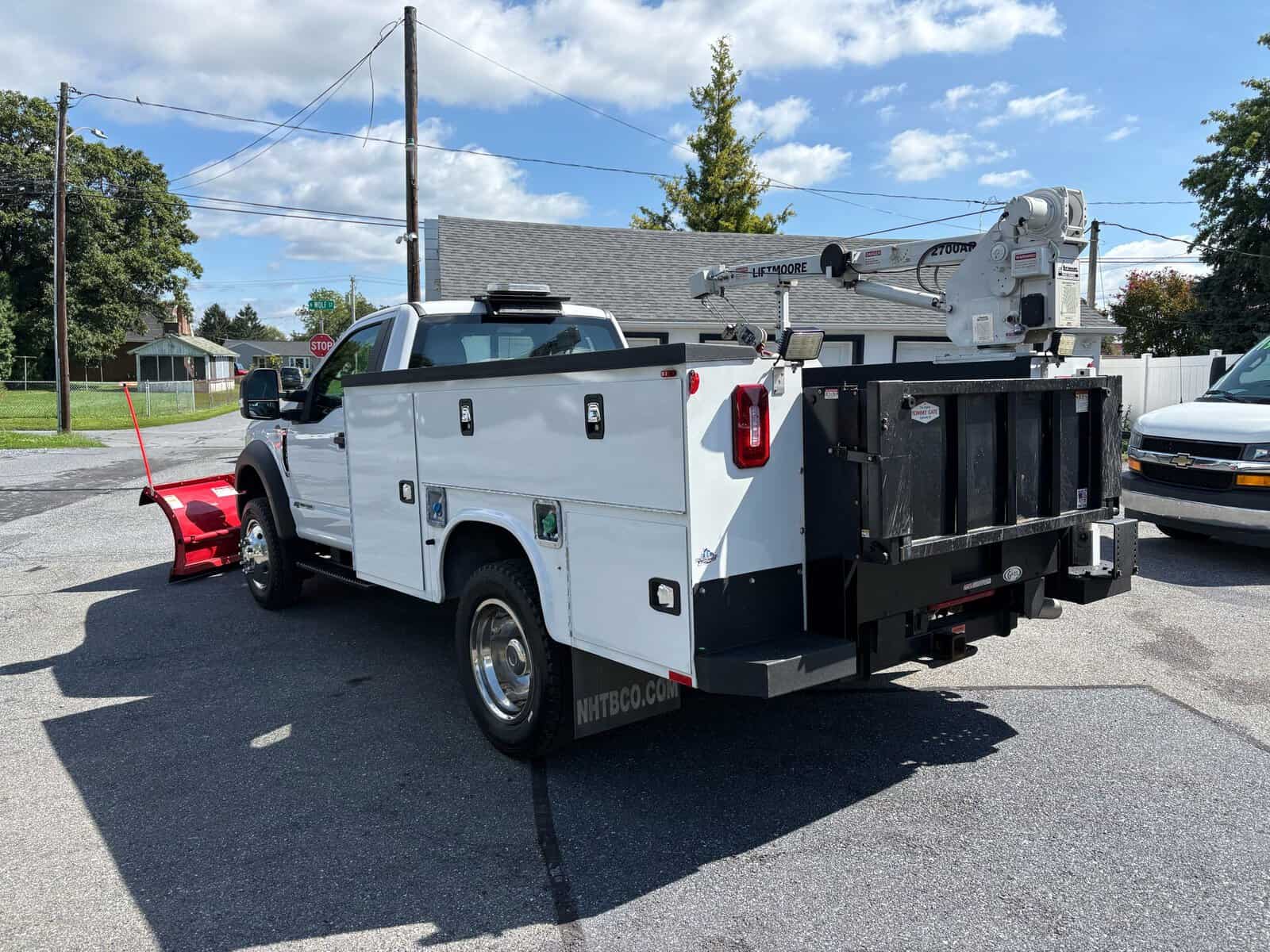 10946 - 2018 Ford F-550 Chassis - 006 2018 Ford F-550 Super Duty XL utility truck with bucket lift and snow plow attachment.