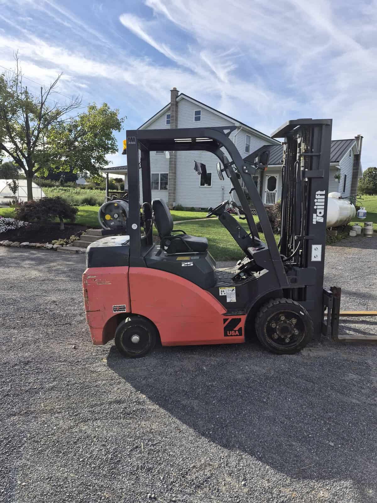 20260925_091343 (1) Tailift forklift with 4,300-lb capacity, black and red, in outdoor setting.
