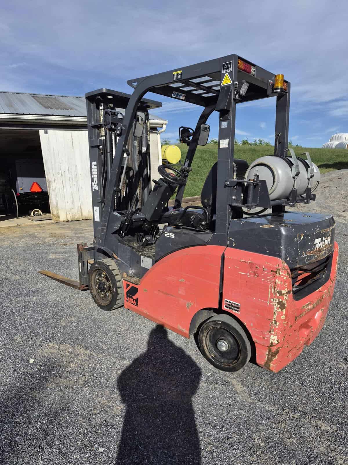 20260925_091406 (1) Used forklift with propane tank, black and red, in outdoor setting.