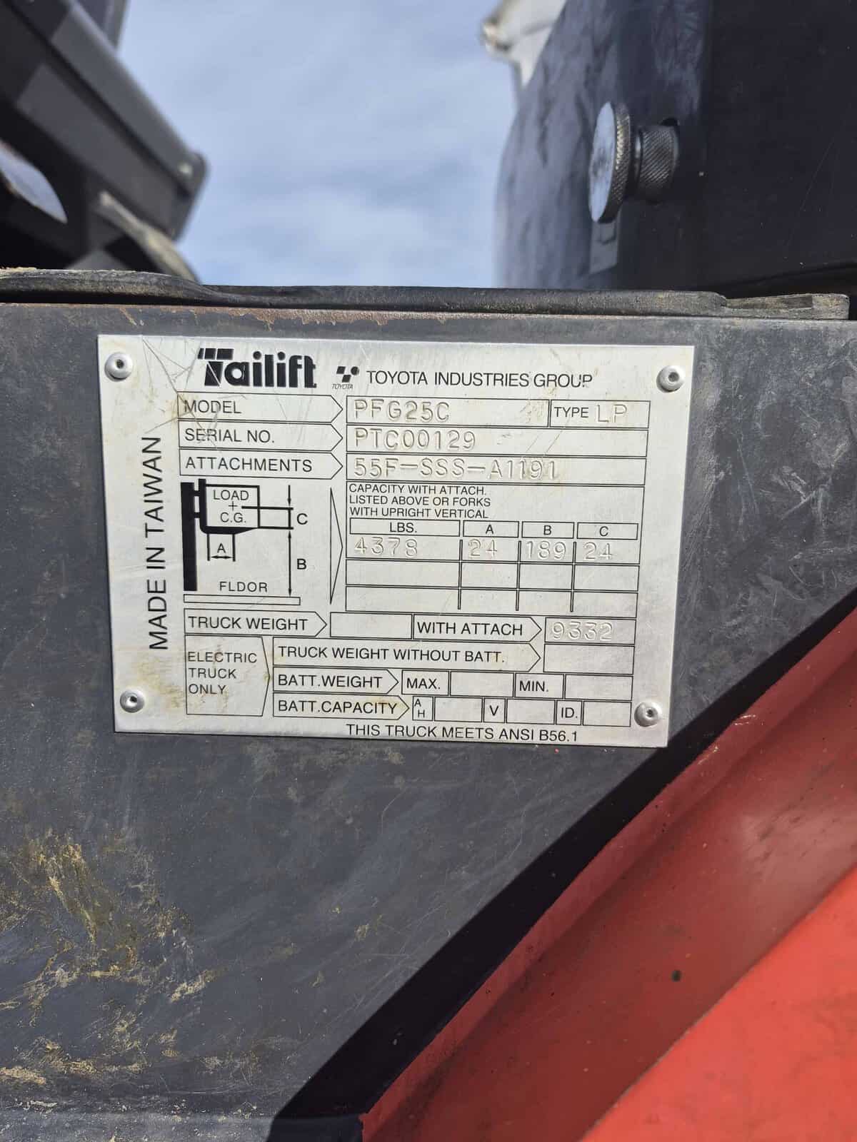 20260925_091616 (1) Toyota forklift model PFG25C with serial number PTC00129, 4,300-lb capacity, with attachment, in black and red.