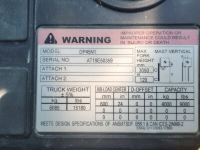Construction equipment model DP45N with vertical mast, 3050mm height, 120mm reach, and 4000-9000 lbs capacity.
