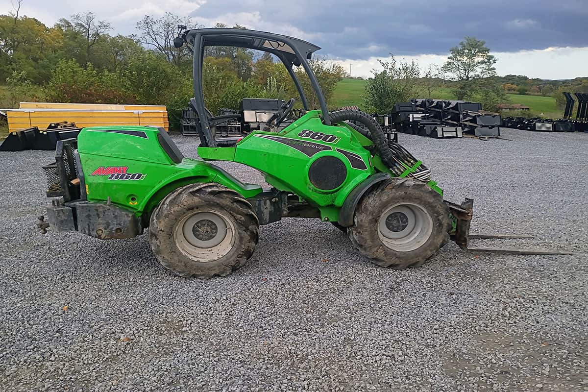 2022 Avant 860i Compact Loader Green Avant 860i compact loader with cab and large tires on gravel surface.