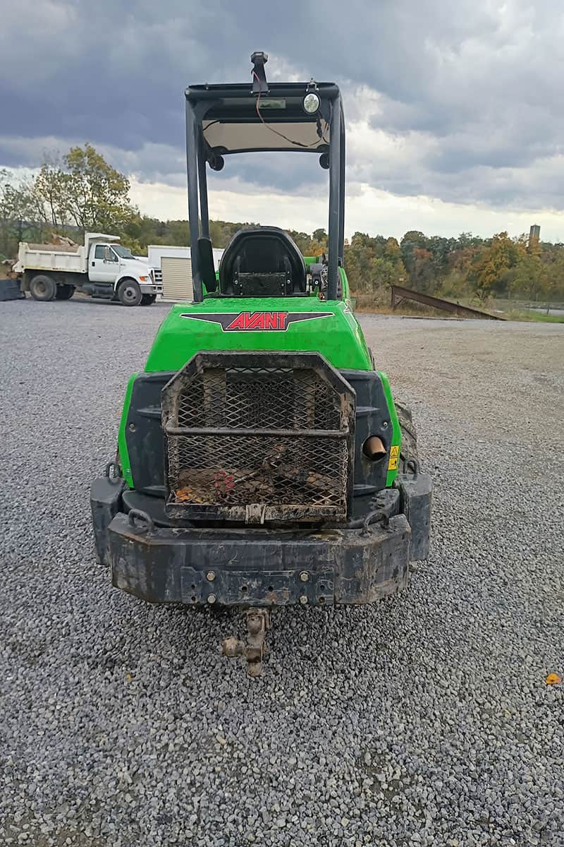 2022 AVANT 860i Compact Loader Green 2022 AVANT 860i compact loader with protective cage and attachment point.