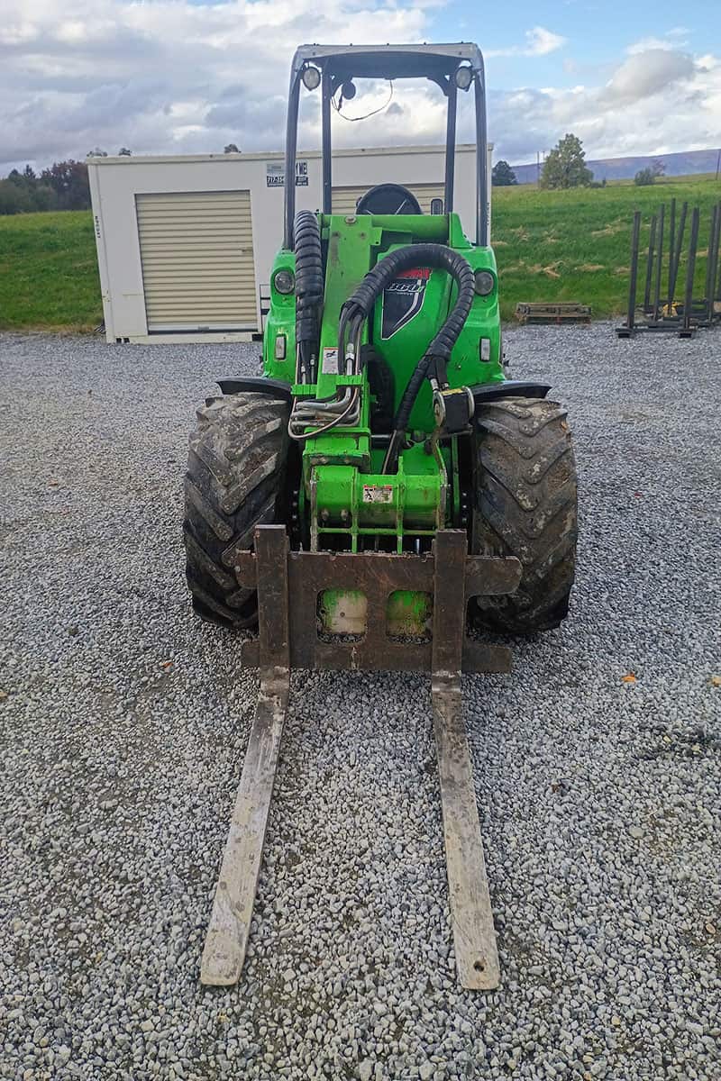 2022 AVANT 860i Compact Loader Green 2022 AVANT 860i compact loader with forks on gravel surface.