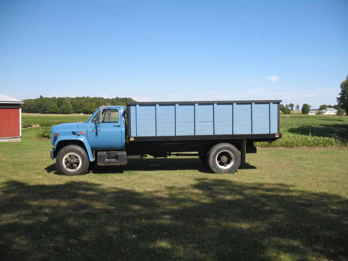 1985 GMC C7000 for sale in Charlotte Michigan, blue grain truck with 427 V8 and 300-bushel grain bed.