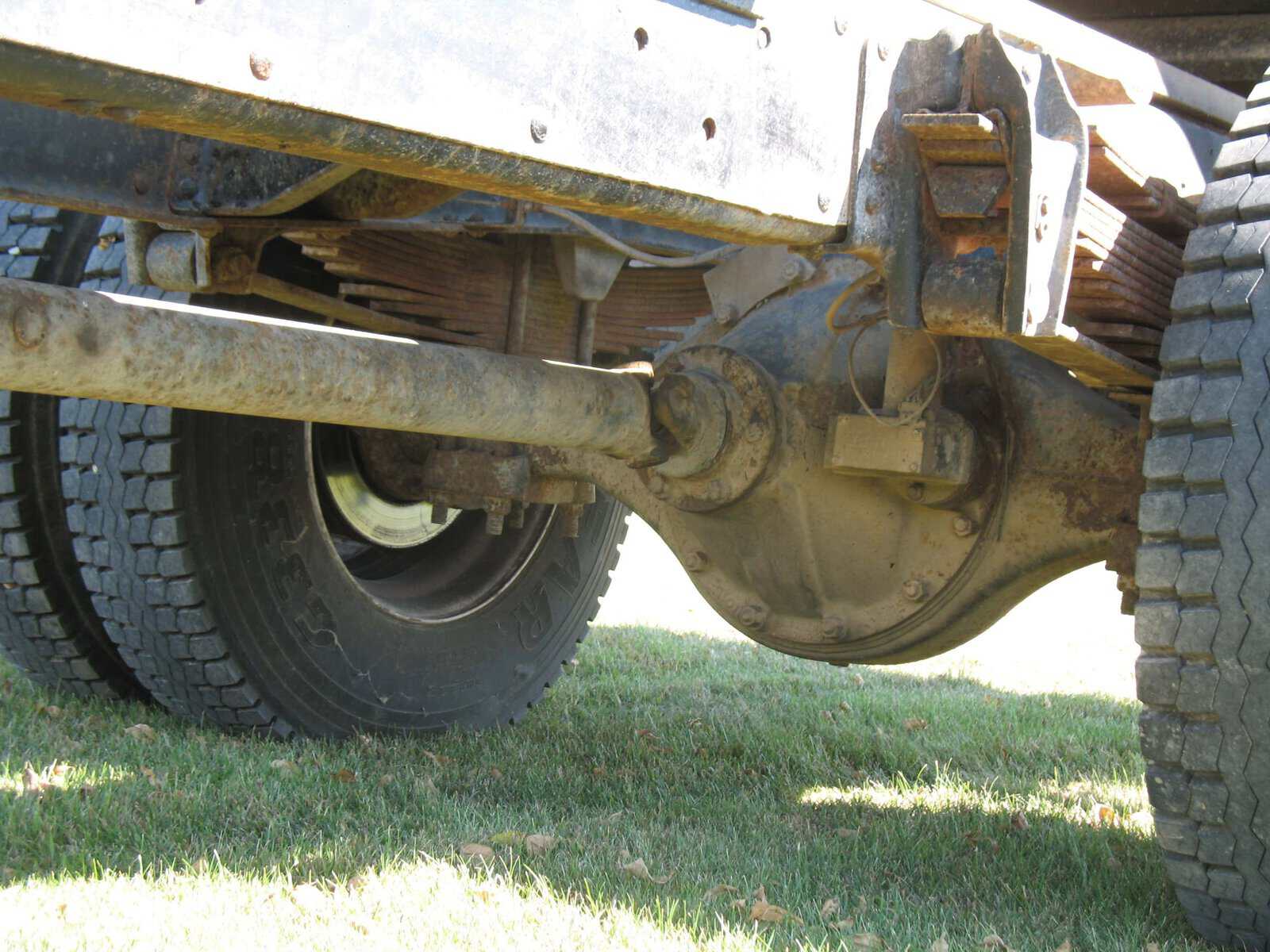 1985 GMC C7000 grain truck rear axle 1985 GMC C7000 grain truck rear axle view showing differential and suspension components.