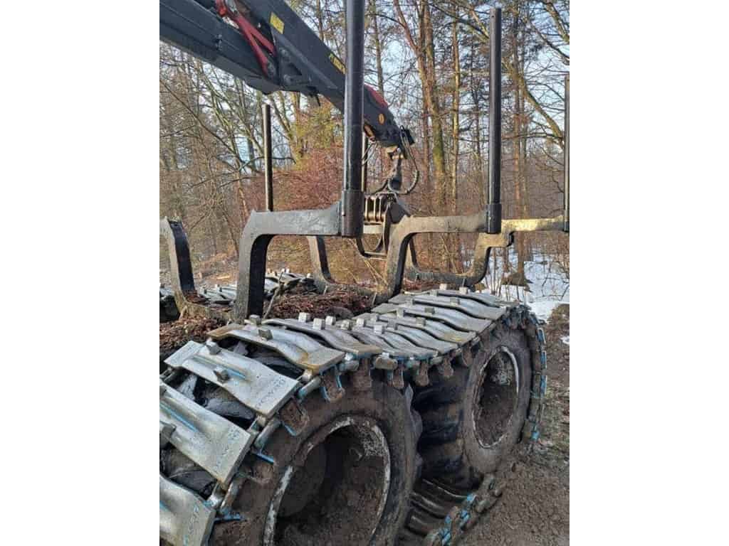 RAW_Logset 7 2017 Logset forwarder with tracked wheels and hydraulic crane in wooded area.