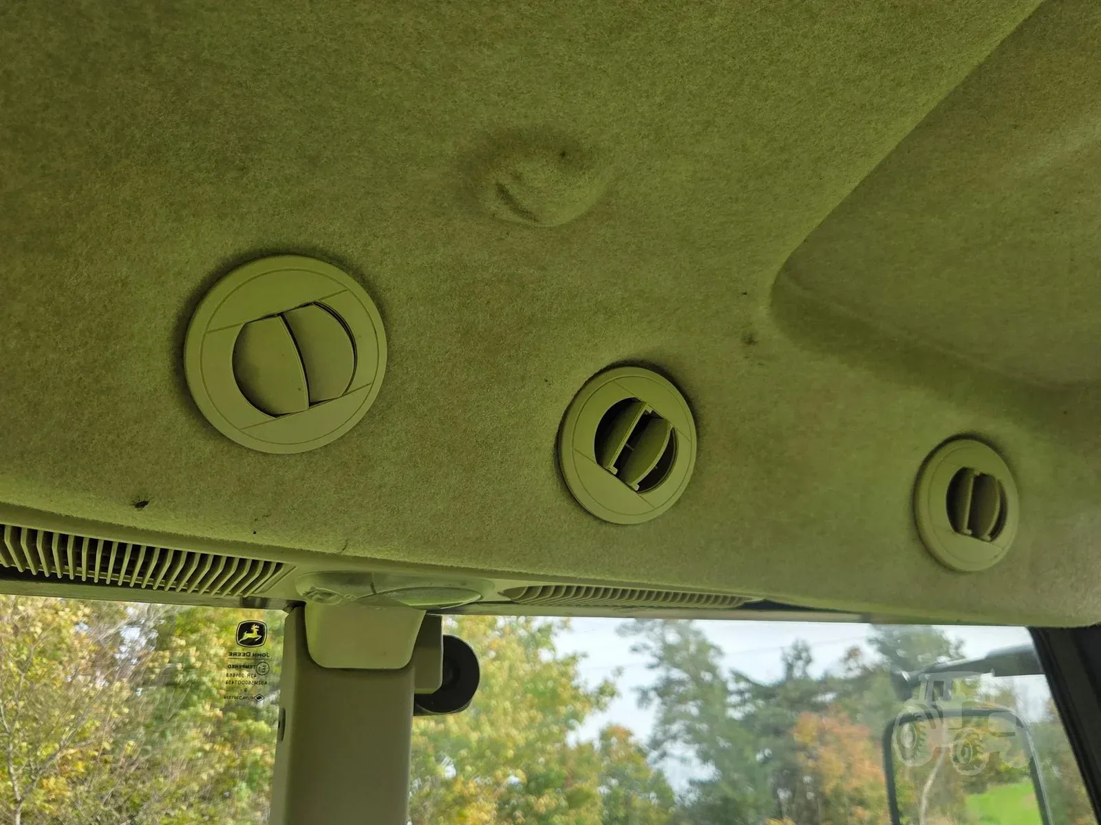 img (26) Vehicle interior ceiling with air vents and a small camera or sensor near the windshield.