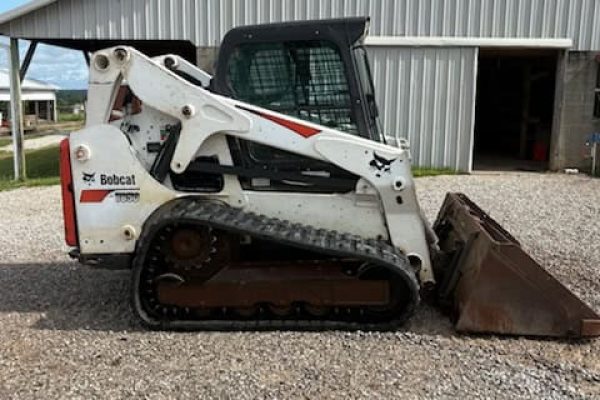 2018 Bobcat T650 compact track loader with bucket attachment on gravel surface.