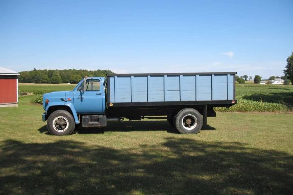 1985 GMC C7000 for sale in Charlotte Michigan, blue grain truck with 427 V8 and 300-bushel grain bed.