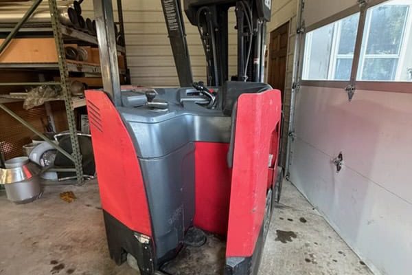 Toyota 8FBE25 electric forklift with mast and control panel in garage.